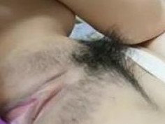 刷了幾個跑車!才讓這小姐姐脫褲掰逼玩出瓊漿玉液!