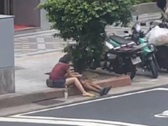 光天化日下驚見林森X路邊有女子幫遊民打手槍鬧上新聞!