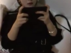 女友被幹的無動於衷還玩著手機