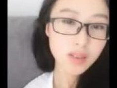 推荐高学历极品御姐诱人的大胸 小蝴蝶逼一摸就出水