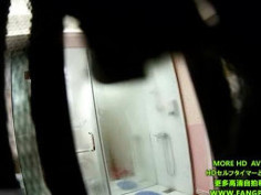 名門夜宴偷拍美女模特王XX拍沐浴露廣告被攝影師暗藏攝像頭偷拍洗澡