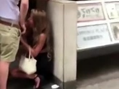 外國男友路邊餵女友吃早餐