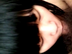 先讓小女孩嚐棒棒潤滑，在狠插她，最後再要她舔