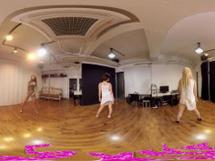 VR福利资源：电臀，抖胸，大尺度美女三人艳舞！