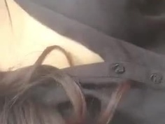 戶外踏青不斷聽見嗡嗡聲，原來是從隔壁妹子裙底傳來的…