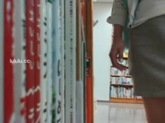 在人多的書店中，色妹偷偷的露出摳逼(一)