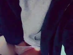 不顧室友還在房間！飢渴的她就直接伸進濕潤的小褲裡！自拍上傳表白「好想被填滿」