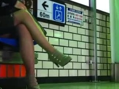 南韓地鐵尾隨抄底偷拍美腿短裙～39