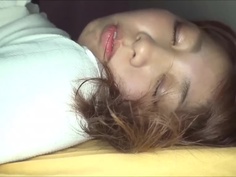 逼逼粉嫩的美女大學生約會網友被迷倒無套內射一穴白漿