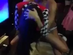 長髮正妹生日 好友奉上超鹹溼驚喜