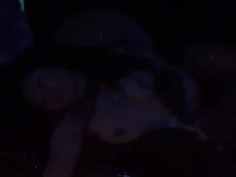 酒醉女任人摸！色男使出「一指神功」勾開她的上衣...雙乳彈出錄影存證：拍完就跑了