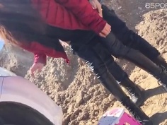 路邊見美女一個發呆上前搭訕,原本還拒絕得結果還是忍不住吃了棒棒糖