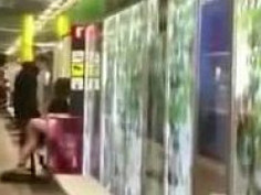 地铁站里大方做爱 真屌