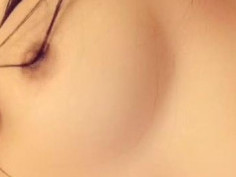 琳琳的奶头被自己玩的立起来了～ 用嘴嘬吸，用舌略过，用胡渣慢慢来回摩擦