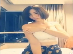 2016夯夯夯!! 泰國DJ不雅視頻流出 純天然真女人圓潤飽滿雙峰跟蜜穴都在鏡頭前!!