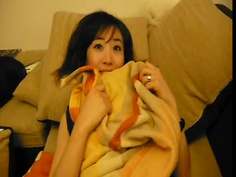 [臉部認正!]可以和模特空姐媲美的氣質正妹，毯子下的彩虹奶罩更是讓人GGININDER!