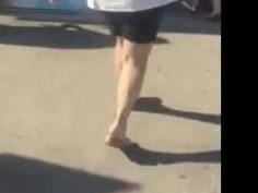 烈日炎炎似火烧 公子王孙把扇摇 超市更有新鲜景 妹子赤身吹空调