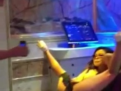 人體開瓶器 還會噴酒唷