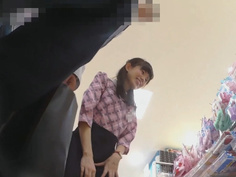 真‧偷拍神人!!假裝逛街是想看正妹店員穿甚麼內褲!!三合一唷