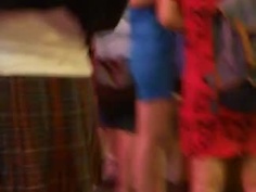 走到哪拍到哪！色狼跟拍某李姓女藝人的裙底風光！長腿間、裙底下美景曝光：身材真好