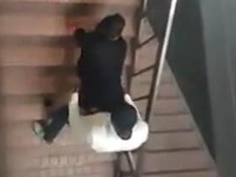 台女樓梯間大戰洋男 他路過偷拍GG了