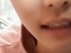 忙裡偷閒? 妹子一邊上班一邊直播