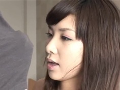 清純美女看到鼓起的肉棒也是會忍不住...