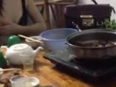 这女的够豪爽，挺对白估计是哪个服务场所带出来l吃宵夜，然后客人不给走才会发生这种情况的。 有个性