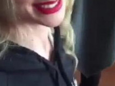 外国妞就是开放，一边做着头发一边为边上的男人打飞机 口交  姐妹也一起帮忙 完整版（Full video） www.91baqiushi.com