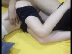 把小女孩都操疼了，应该是第一次插屁眼吧 完整版（Full video） www.91baqiushi.com