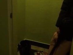 小姐妳衣服沒穿…見外賣哥有「大香腸」 妹子超浪直接抓過去猛吸