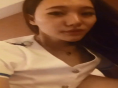 空姐要人別動當他訓練口技的道具 不射在她嘴裡實在強人所難