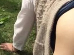 イヤらしい… 真っ昼間の公園で、気持ち良い部分に当てる為に自ら淫乱腰振り… スケベ… フフフ…