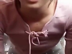 最屌直播！妹子在商場菸酒專櫃一邊賣東西一邊直播福利真不少狼友的禮物沒白刷