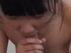 妹子吹簫技術太生澀 口爆後還馬上去漱口！