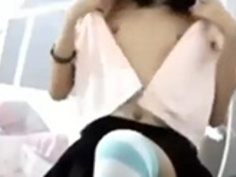 微乳蘿莉妹 毛還沒長齊 先學會誘人了