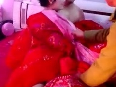 假鬧洞房真把新娘扒光！哀號「不要啊～」胸罩被扯掉...一群人還想再脫褲：老公嚇呆