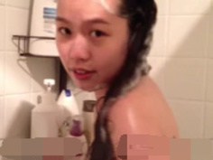 可愛女友洗澡 還說比較喜歡兩個人一起 但這樣就不能拿手機啦