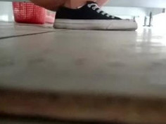 : 給你們一個小福利，電臀小姐姐。那個抖動速度喲，嘖嘖嘖，操起來女上男下一定很厲害！誒，不過話說回來，這就是你尿尿不擦的理由嗎？要不我幫你舔舔？ 厉害了