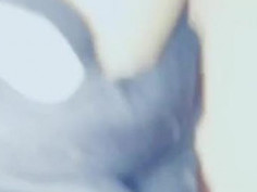 躲宿舍被窝拍的。全裸，舍友问我在被子里干嘛呢，吓死我了！