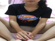 女友光是右腳挑逗就害我硬到不行！她的小褲也濕了一片阿！必須好好幹一場