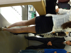 知名品牌專賣店鎖定長腿OL 探索她裙下祕密