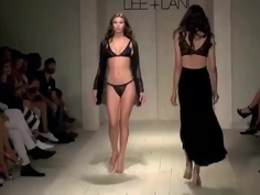 這就是流行？模特兒泳衣大秀...單手遮豪乳到後來直接「整顆呈現」：我不小心下流惹