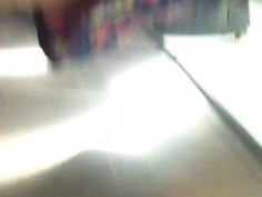 露腰的花裙姑娘，肤白貌美？