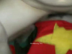 em Nguyễn Quế sinh viên FPT và Bạn Trai áo đỏ cờ Việt Nam