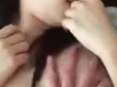 學生妹制服都還沒脫就給人幹，小小年紀就這麼色感覺很有潛力！