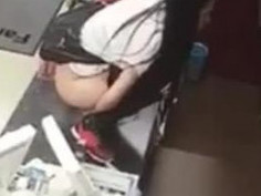 瘋狂女人把櫃台當廁所， 還居然把當眾尿給喝掉！