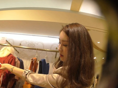 真‧偷拍神人!!假裝詢問熱心的店員 ，其實是想偷看內褲是甚麼花樣 3