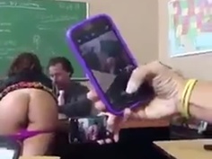 好開放的女同學！教授指導報告同時...她脫下小褲讓同學拍：渾圓美尻鏡頭前扭啊扭