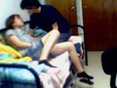 小女友被隔著衣服上下其手 騷癢難耐不停呻吟